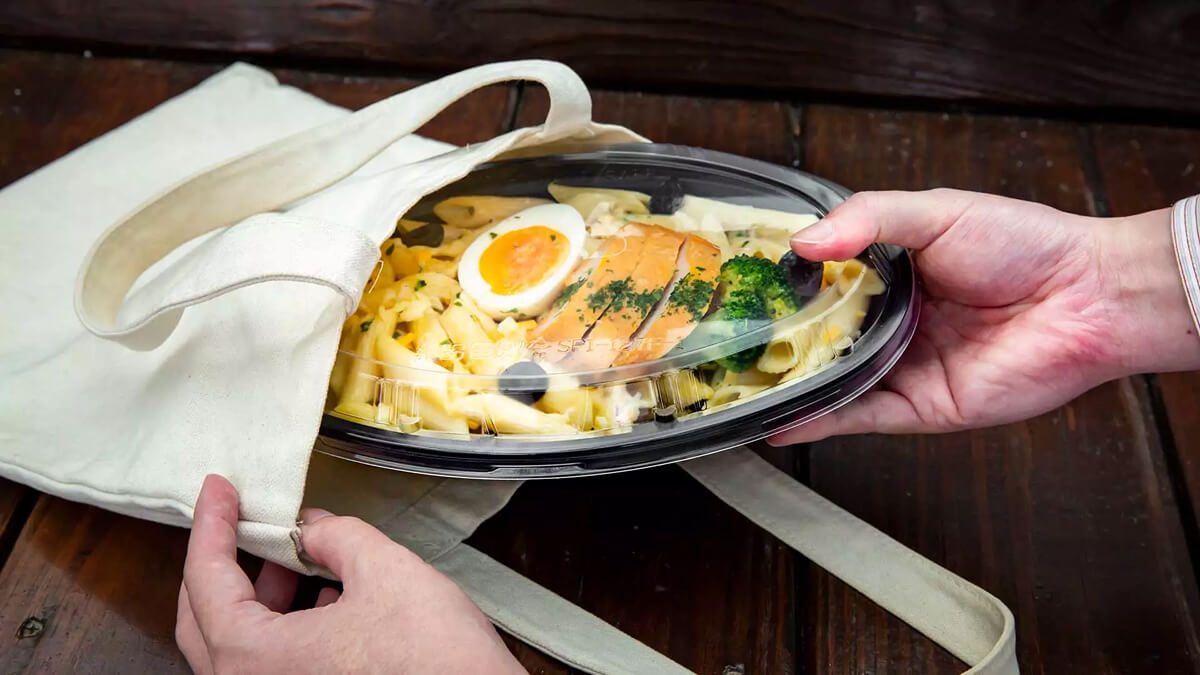 テイクアウトのパスタをバッグに入れる画像