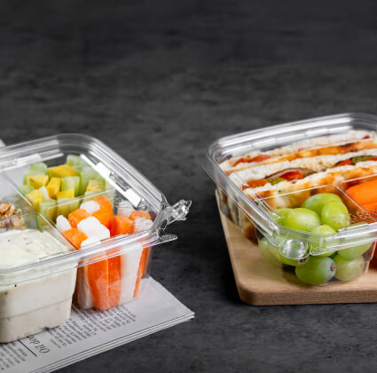 プラスチック食品容器（いたずら防止タイプ）に入った新鮮なサラダ。透明蓋で衛生的に保護し、開封を簡単に確認できます。