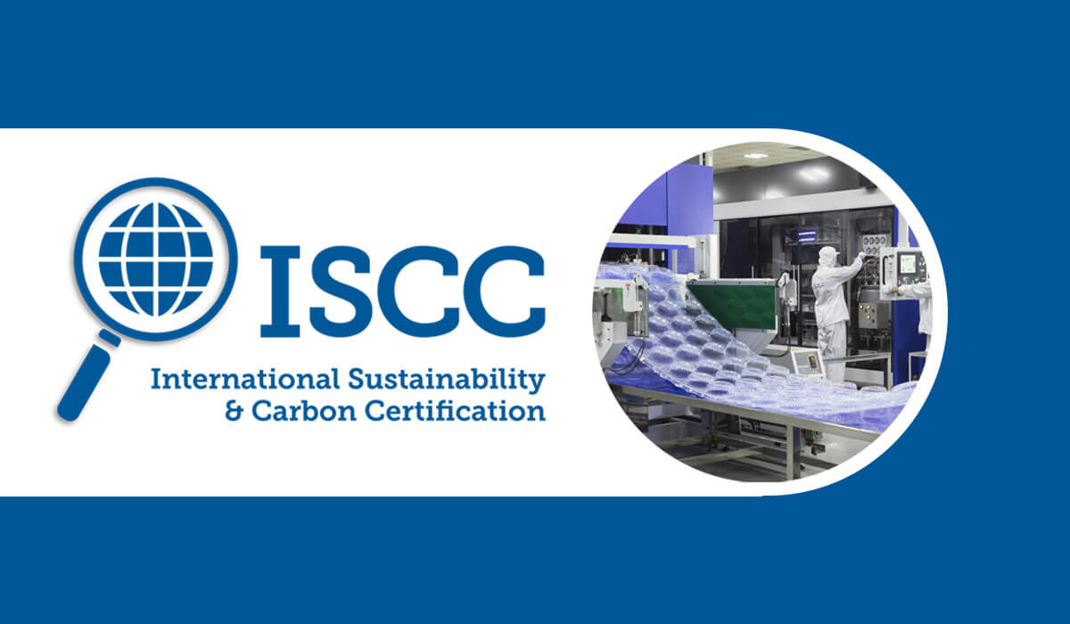 ISCC（国際持続可能性カーボン認証）の公式ロゴと、サプライチェーンにおけるトレーサビリティを象徴する工場の製造ライン。