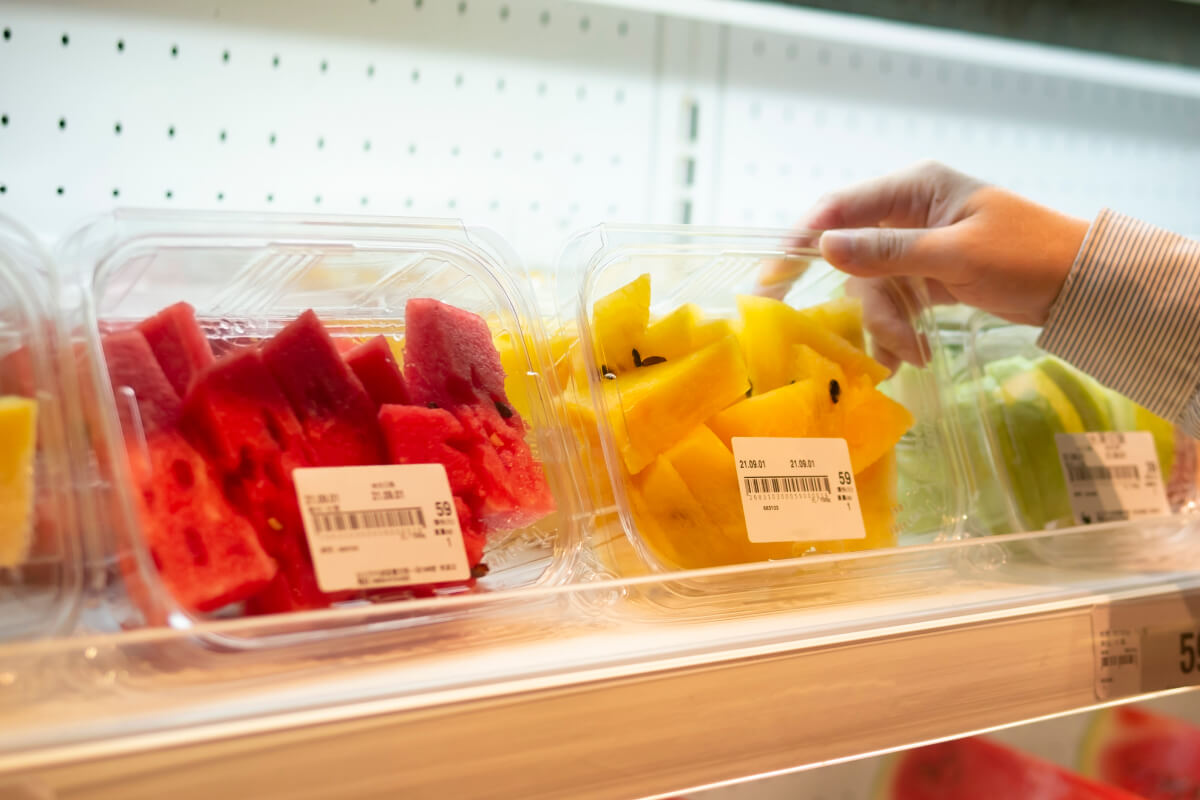 視認性を重視する業務用プラスチック容器の代表例。PET/rPET素材がサラダやフルーツの鮮やかさを引き立てる。