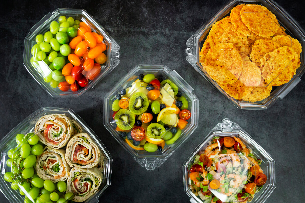 いたずら防止機構を備えた業務用プラスチック容器。開封時に切れるタブが、未開封であることと安全性を証明する。 