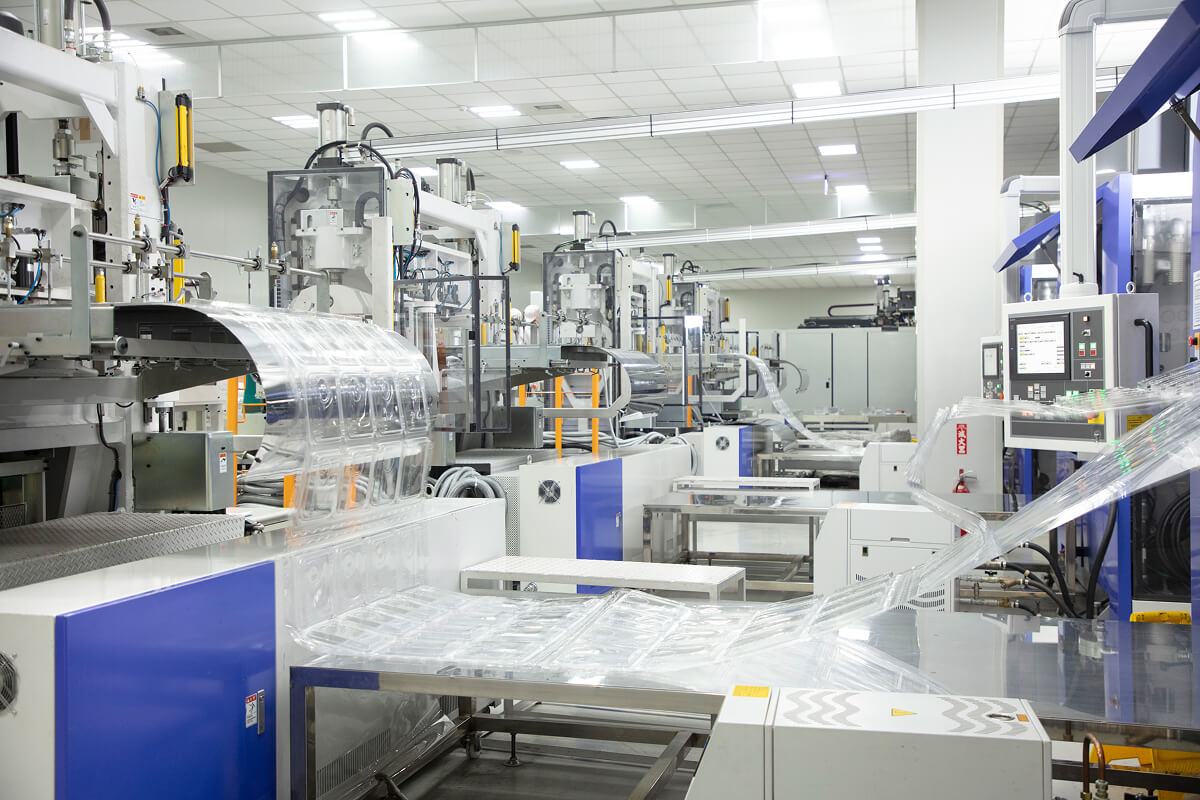 品質管理と法令適合を担保する、業務用プラスチック容器の製造ライン。 