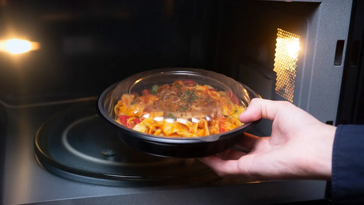 電子レンジ内の透明容器の画像