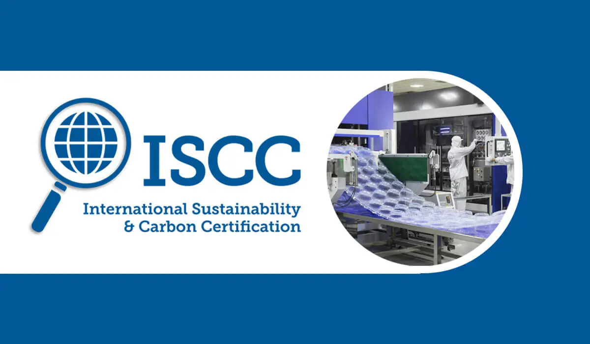 ISCC（国際持続可能性カーボン認証）の公式ロゴと、サプライチェーンにおけるトレーサビリティを象徴する工場の製造ライン。