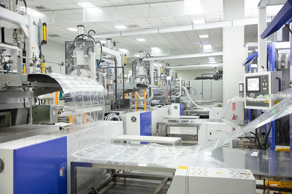 品質管理と法令適合を担保する、業務用プラスチック容器の製造ライン。 