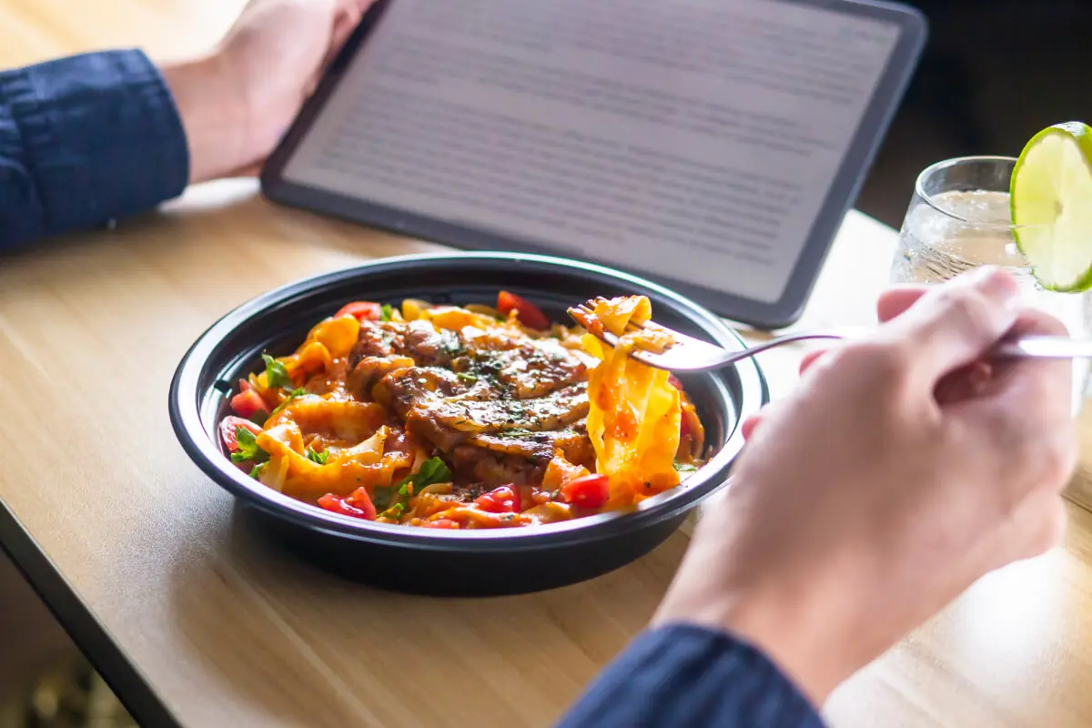 プラスチック容器の多層バリア構造。EVOH中間層が酸素透過を防ぎ、食品の鮮度を長く保つメリットを示す図。