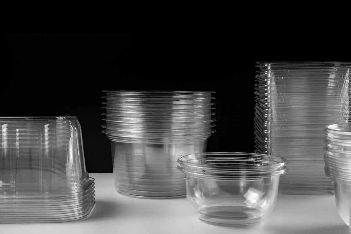 プラスチック容器が持つ経済的メリット。大量生産によるコストメリットとスケーラビリティを示す画像。