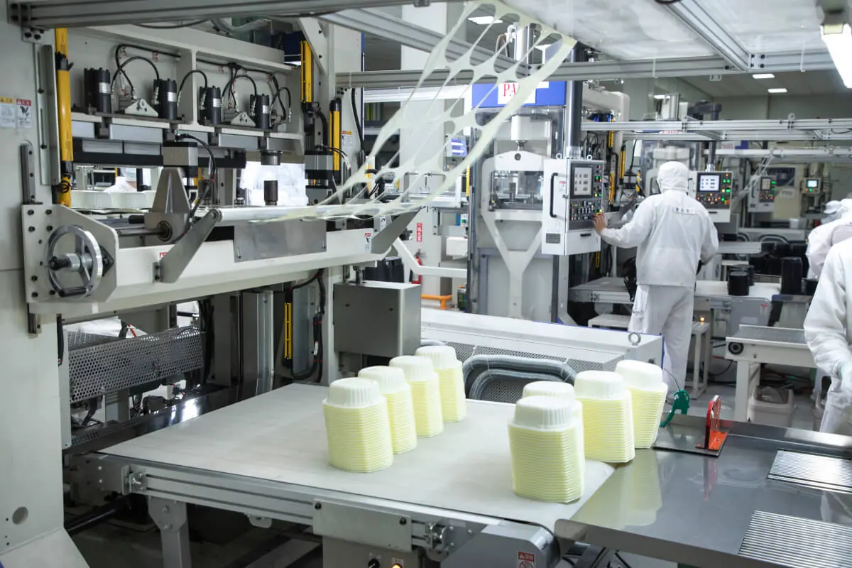 South Plasticの製造工場。迅速な金型製作サポートとスケーラブルな生産体制という、プラスチック容器製造のメリットを象徴する。