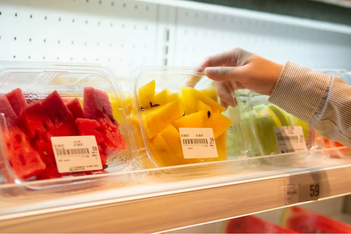 フードパックの視認性と透明感。第一印象を決める重要な要素を示す、様々な透明容器。