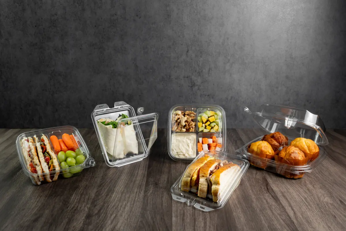 形状と容量設計の機能性を示す、きれいに積み重ねられたフードパック。