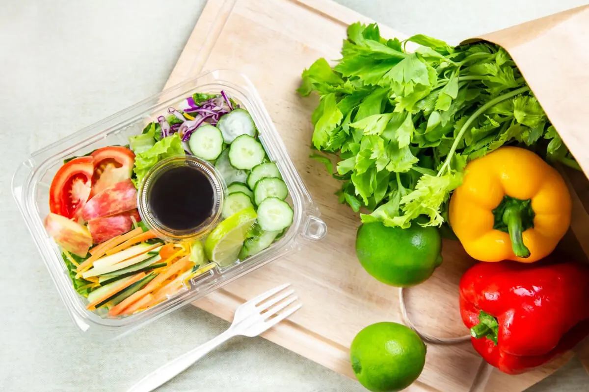 透明容器（フードパック）が持つ、清潔感と新鮮さを伝えるデザイン。