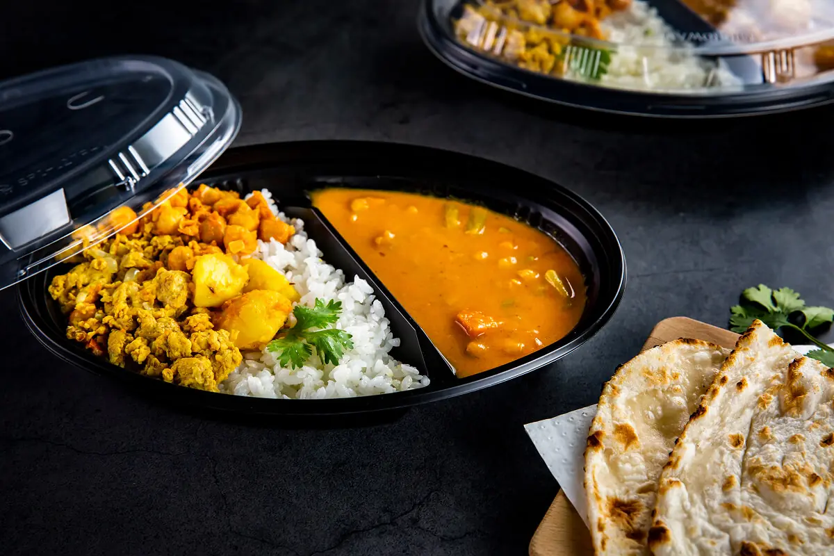 漏れにくく電子レンジ対応の耐熱PP製カレーテイクアウト容器。仕切り付きでご飯とルーを分けて盛り付け可能。