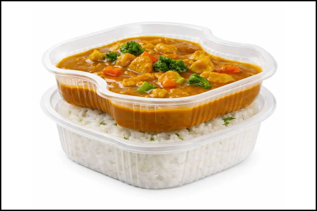 ご飯とルーを別々に盛り付けられる、二層構造（セパレートタイプ）のカレーテイクアウト容器。