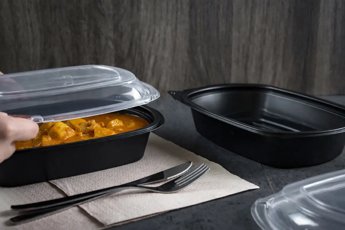 売上と顧客満足度を高める、漏れ防止と見た目の良さを兼ね備えたカレー テイクアウト容器。