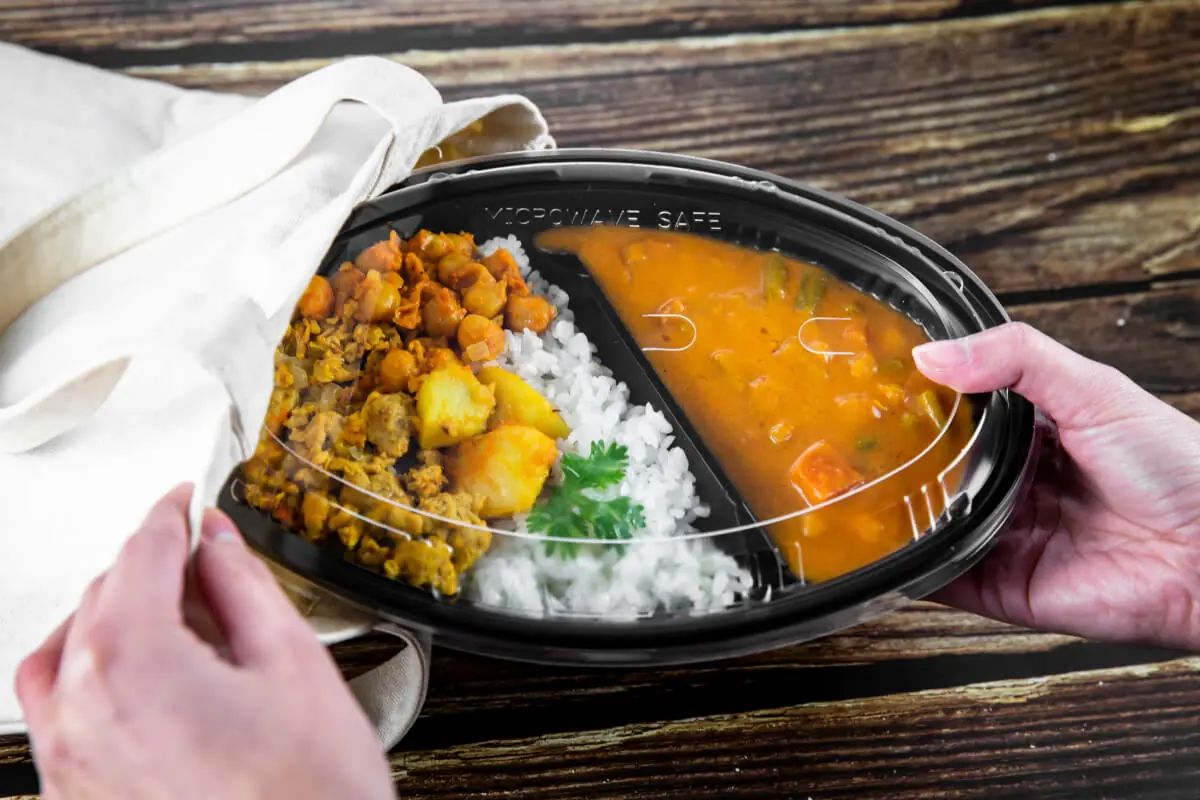 持ち運び体験とブランド価値を高める、漏れにくい仕切り付きのカレー テイクアウト容器。