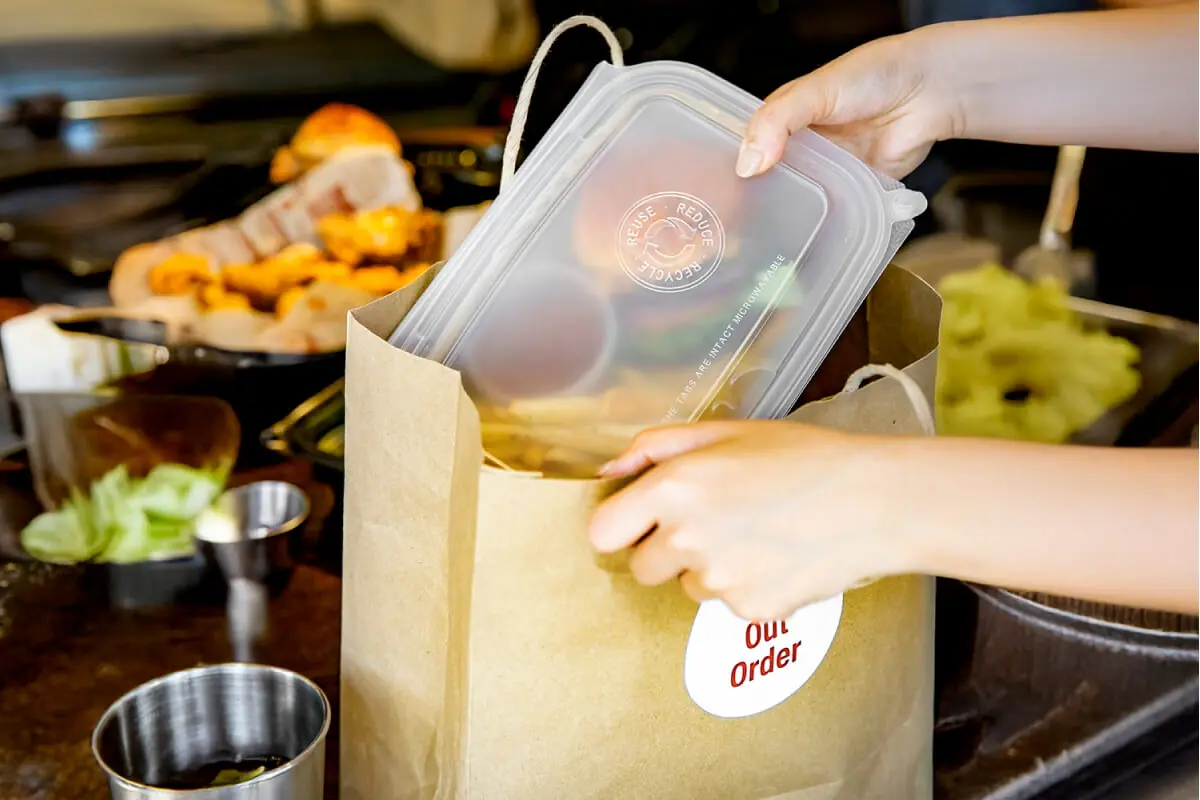 リサイクルとサステナビリティを重視し、環境に配慮した設計で循環利用を促進する冷凍・再加熱対応PP容器。