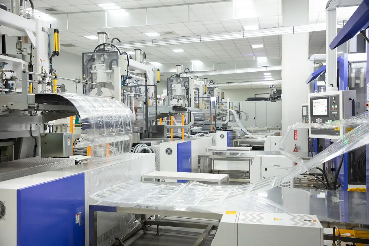 日本およびアジアの主要メーカーの工場で、高度な自動化設備により量産される高品質な業務用プラスチック容器の生産ライン。