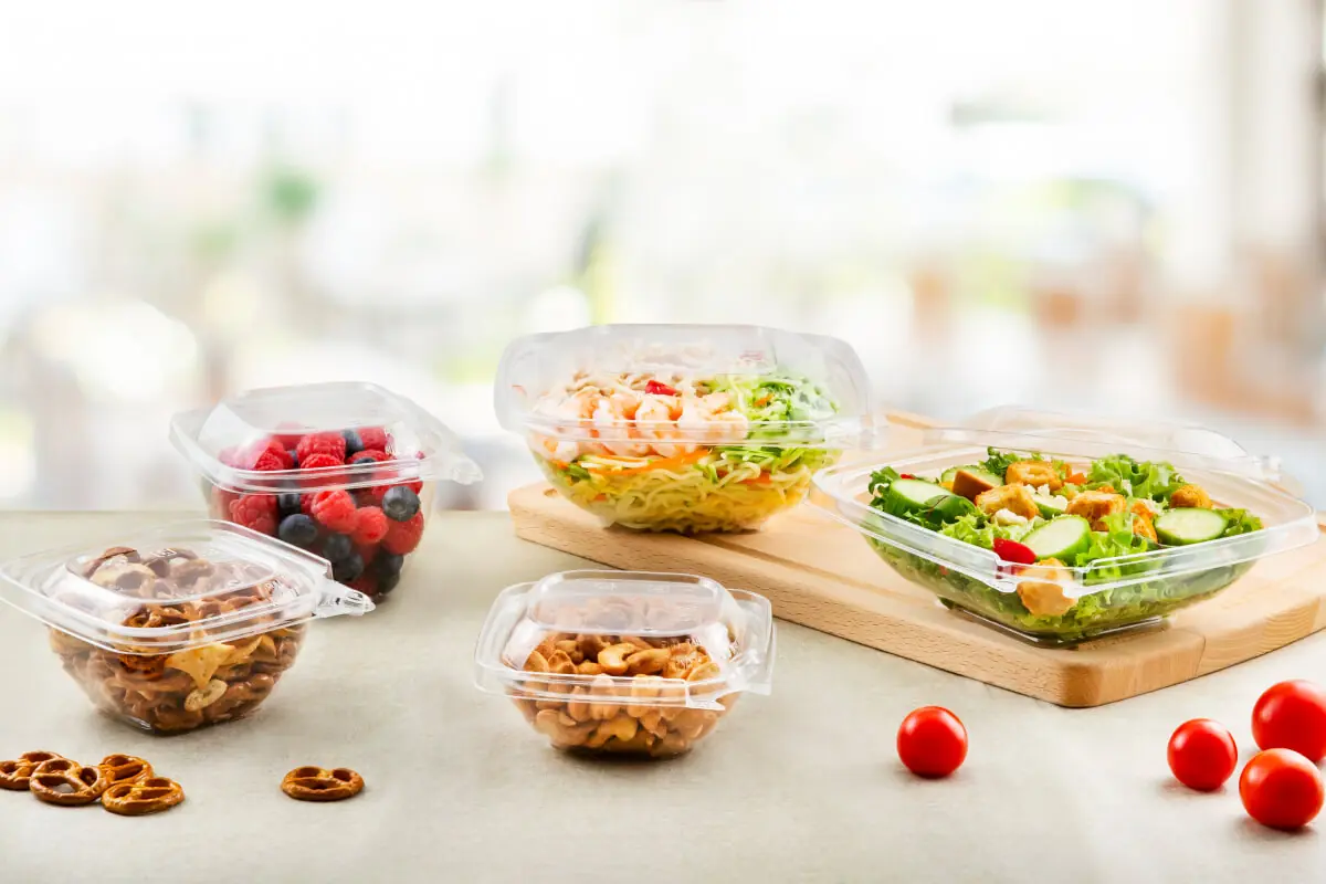 日本の精密な製造技術を象徴する業務用プラスチック容器。サラダやフルーツの鮮度を美しく保つ、高透明で嵌合性に優れたパッケージ。