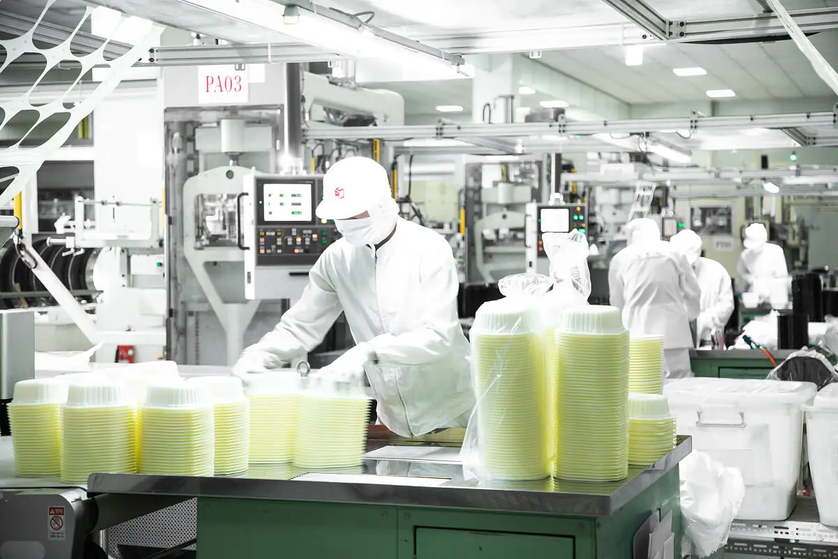 日本市場の厳しい要求に応える業務用プラスチック容器の製造。South Plasticの徹底した衛生管理と品質保証を支える生産ライン。