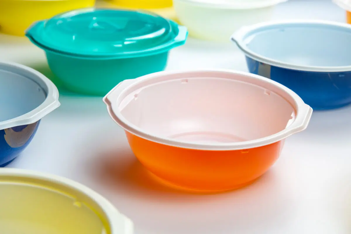 多様なカラーバリエーションに対応した業務用プラスチック容器。バイヤーのニーズに応える設計の柔軟性と品質を示す製品例。