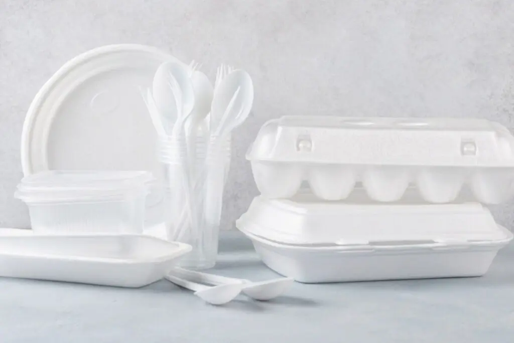 ポリスチレン（PS）および発泡スチロール（EPS）製の様々な食品容器。軽量で断熱性に優れたトレー、カップ、卵パックなどの製品例。