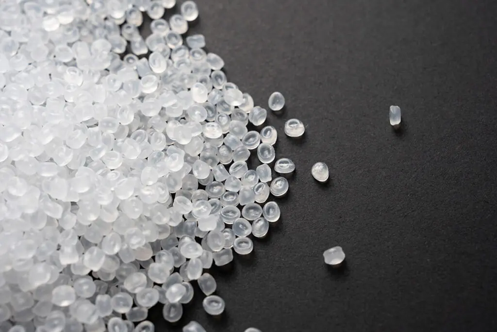 食品容器の製造に使用される熱可塑性樹脂（サーモプラスチック）の原材料ペレット。加熱して成形される前のプラスチック樹脂粒。