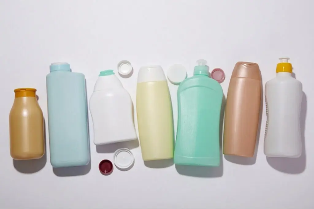 熱硬化性樹脂（サーモセット）の特性を活かした、高い耐熱性と剛性を持つプラスチック製ボトル。成形後に再溶融しない強固な構造を持つ製品例。