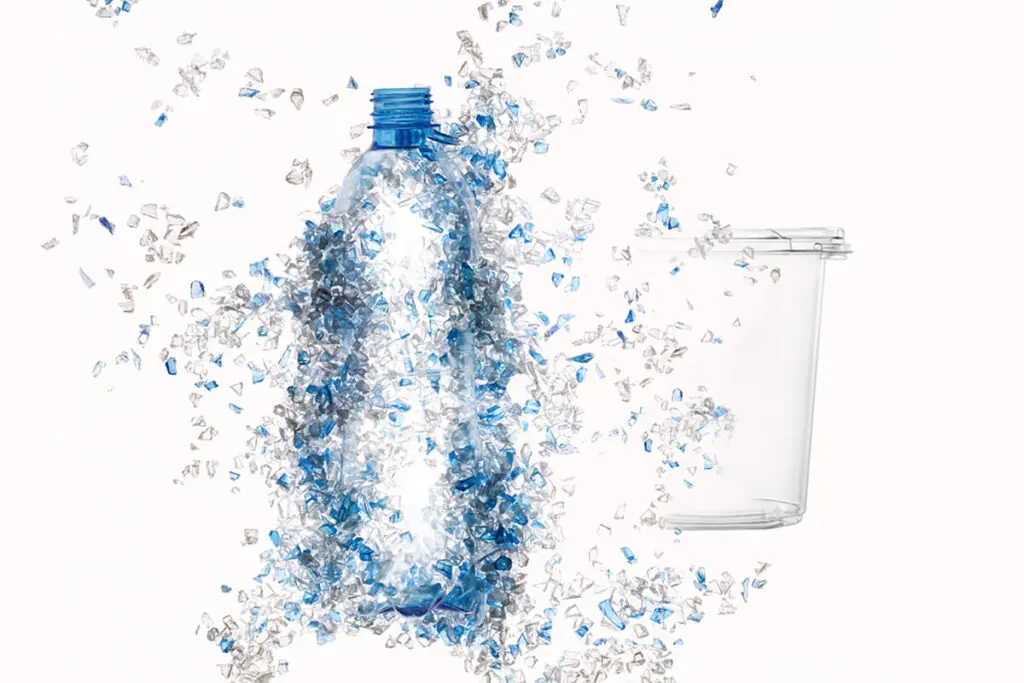 rPET（再生PET）容器の製造プロセスを象徴するイメージ。回収されたPETボトルが破砕・洗浄を経て、再び高品質な透明食品容器へとリサイクルされる様子。