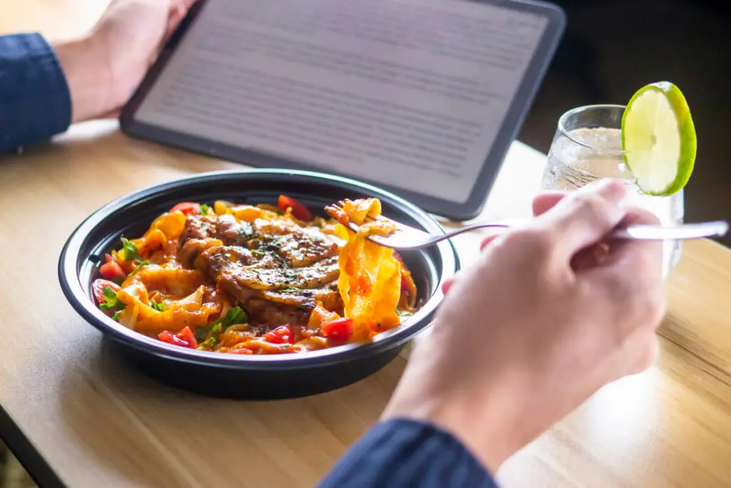 2026年の耐熱容器完全ガイドに基づく、素材と選び方の基準を満たした高品質な業務用耐熱容器での食事シーン。