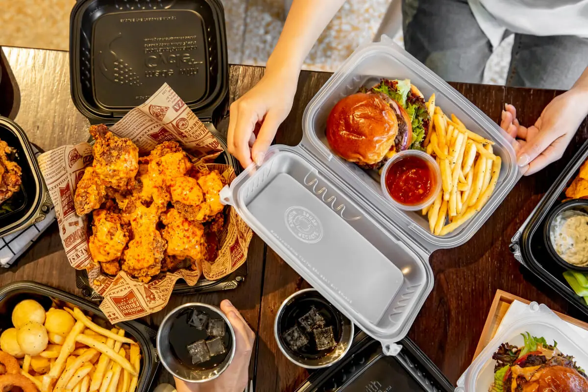 飲食業態別のニーズに応える、デリバリーやテイクアウトに最適な耐熱容器。料理の温かさを保ち、多様なメニューに対応する製品活用例。