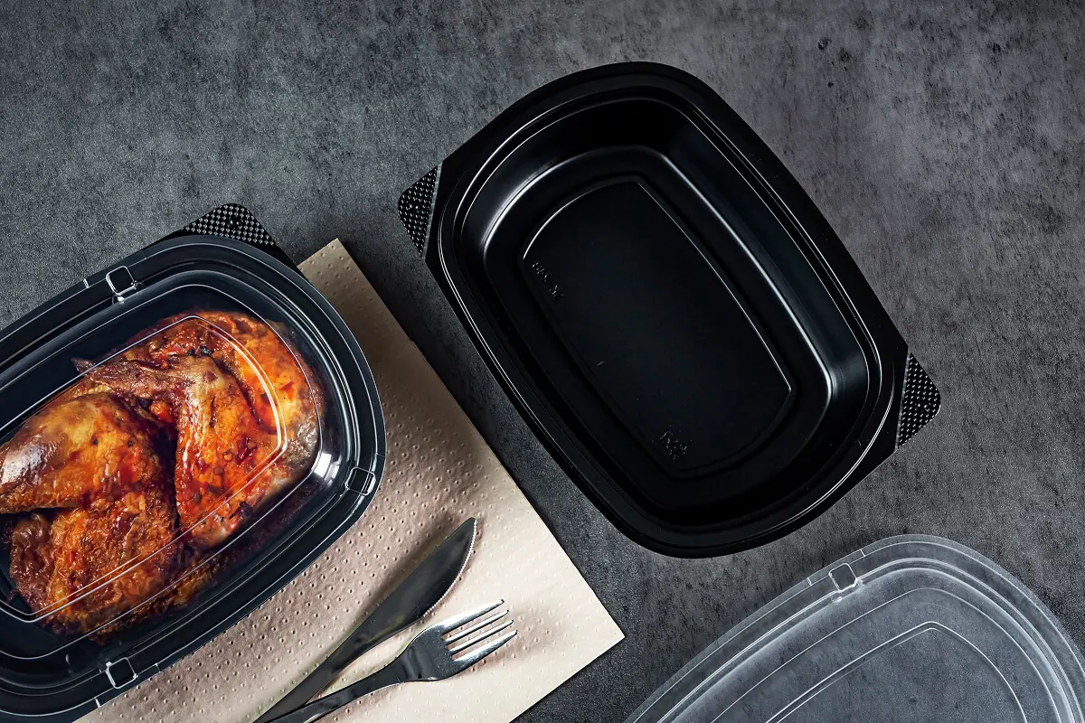 最適な容器選びの基準を満たす、高品質な黒の耐熱容器。耐油性と耐熱性に優れ、料理の価値を高めるプレミアムなパッケージ。