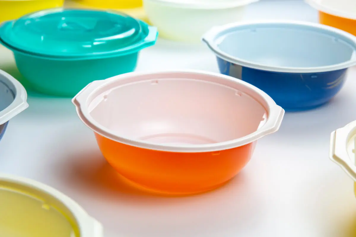 「使い捨て容器とは」の定義を象徴する、色鮮やかなバリエーションの業務用プラスチック容器。食品の種類に合わせて選べる多様な形状。